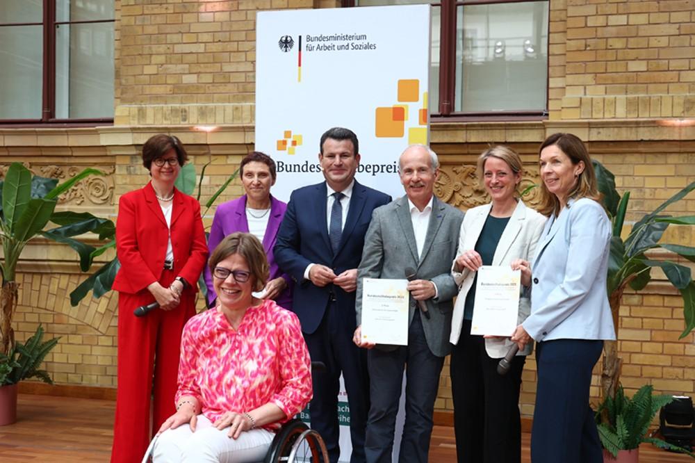 Gruppenfoto mit fünf Damen und zwei Herren während der Preisverleihung