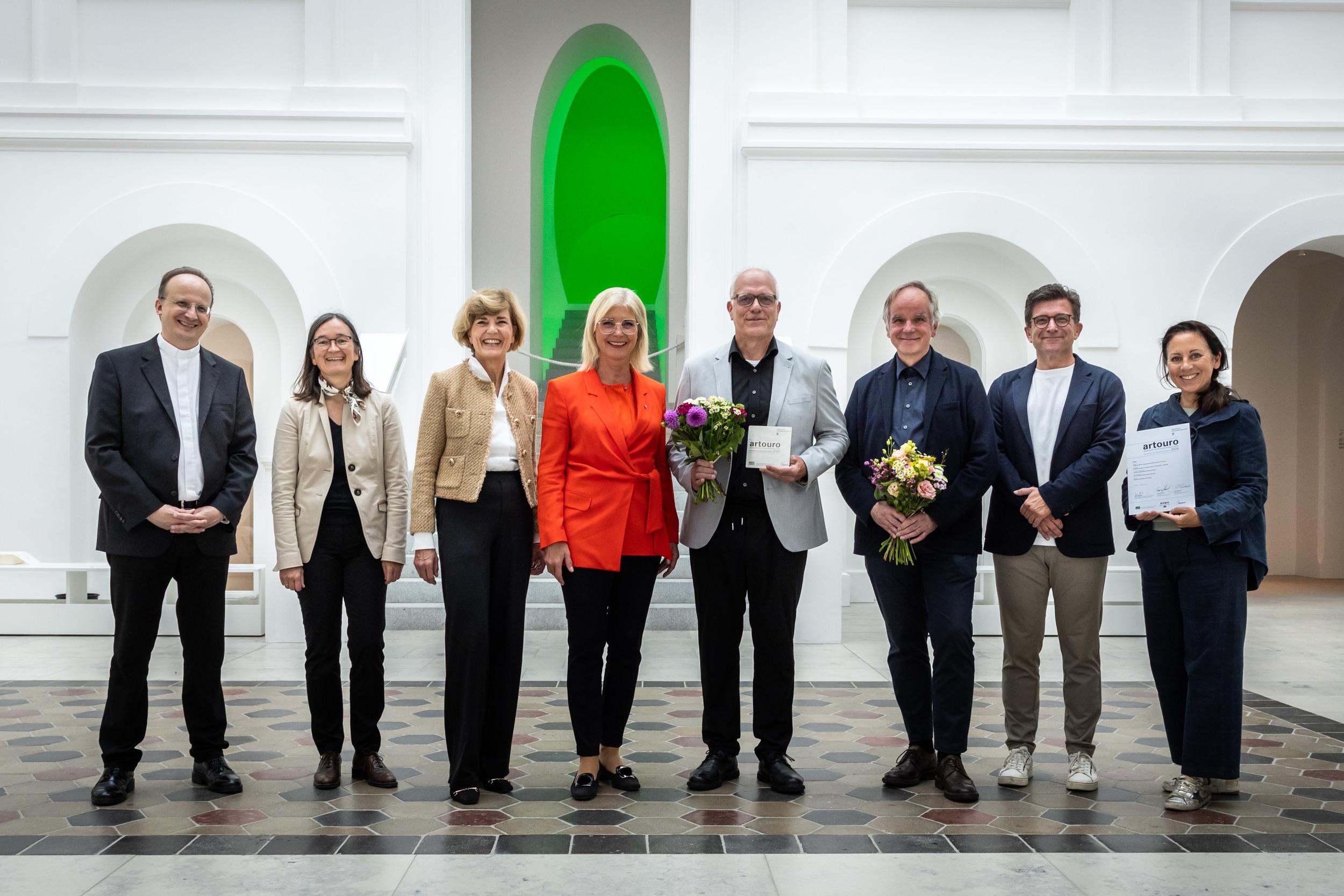 Ein Gruppenfoto mit der bayerischen Staatsministerin, Ulrike Scharf, MdL, der Hauptgeschäftsführerin der ByAK, Sabine Fischer und den Preisträgern