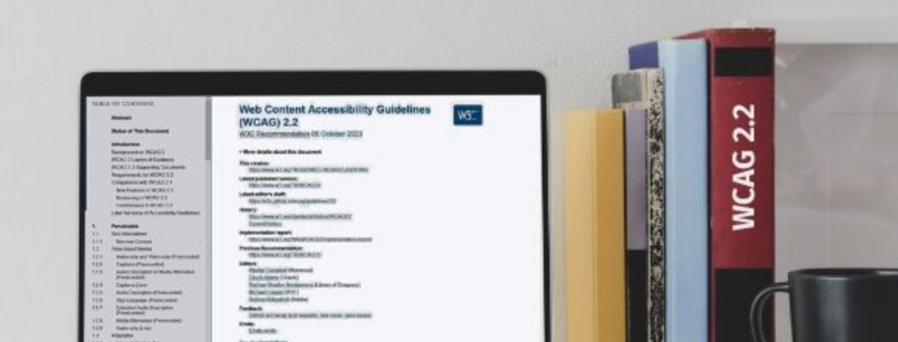 Computer mit Webseite der WCAG 2.2
